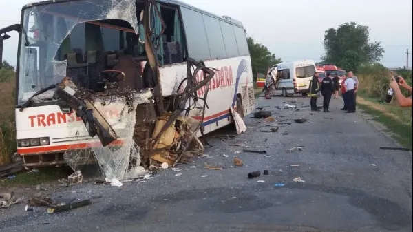 Tragedie rutieră la Arad! 2 morți și 10 răniți. Trei dintre răniți, în stare critică(VIDEO)