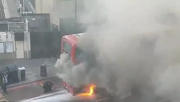 Autobuz în flăcări, în plină stradă! Pasagerii au început să țipe