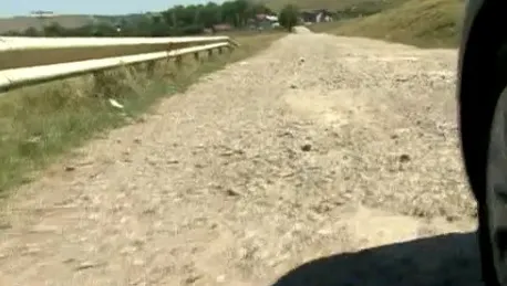 Un drum din jud. Iaşi, asfaltat cu bani europeni, arată ca după război. UE a cerut banii înapoi