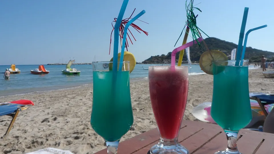 Au cumpărat cocktailuri de pe plajă, dar nu știau de fapt ce conțin. Ce riscă să pățească acum
