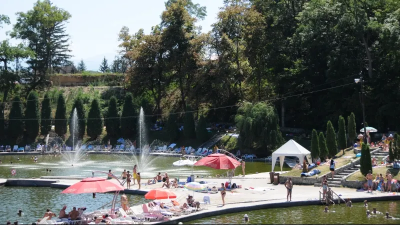 Clipe de groază pentru un turist într-o staţiune din România, după ce s-a plâns că nu are apă caldă