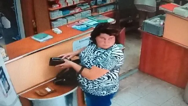 VIDEO. Ipostaza ruşinoasă în care a fost surprinsă o femeie într-o farmacie din România