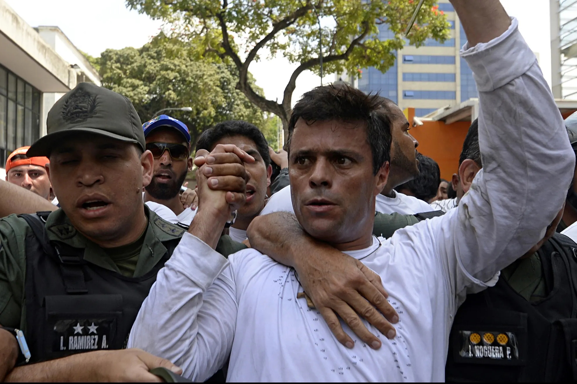 Liderii opoziției din Venezuela, ridicați cu mascații de acasă