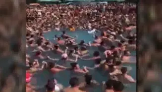 Viral! Sute de oameni au făcut o horă într-o piscină, în Făgăraş