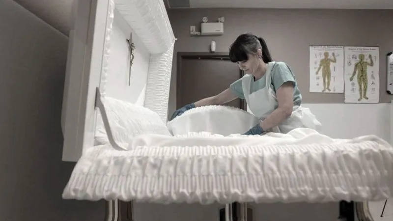 Cei de la pompe funebre au început să o îmbălsămeze. Femeia s-a ridicat, i-a privit cu tristețe și..