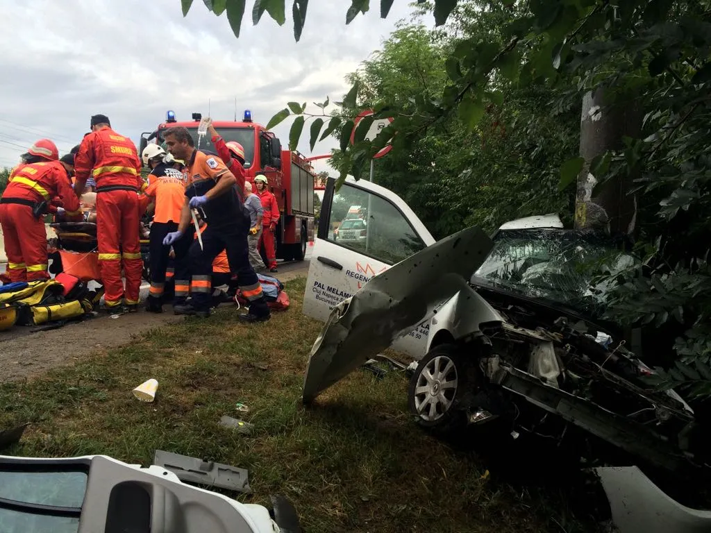 GALERIE FOTO. Accident cumplit pe DN1. Traficul, blocat pentru aterizarea unui elicopter SMURD