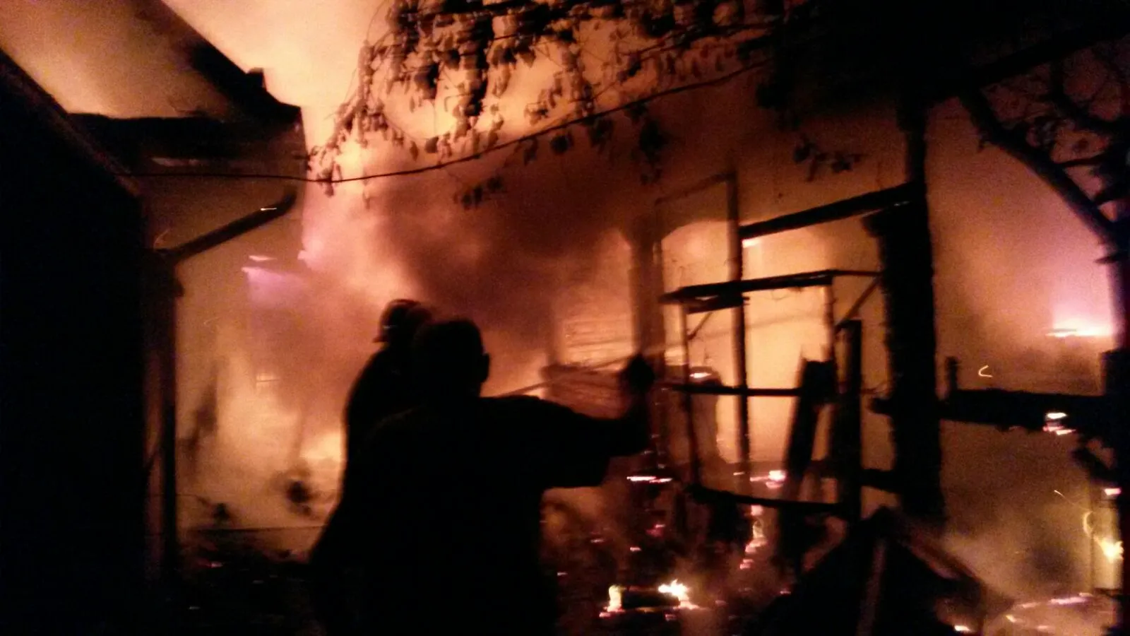 Incendiu puternic în Teleorman. Pompierii s-au luptat cinci ore cu flăcările