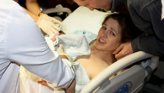 Șocant! A născut, dar asistentele i-au împins copilul înapoi în burtă. De ce au recurs la acest gest