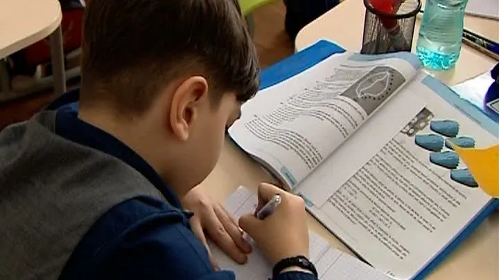 Joaca cu manualele. Părinții scot iarăși bani din buzunar