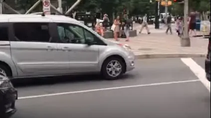 Polițiștii au oprit o mașină bizară. Când au văzut cine era șoferul, au încremenit