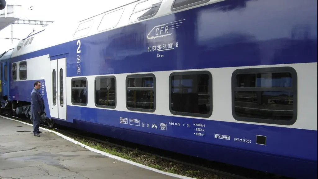 Se întâmplă în România: Manele, țigări, alcool și coji de semințe într-un tren aglomerat