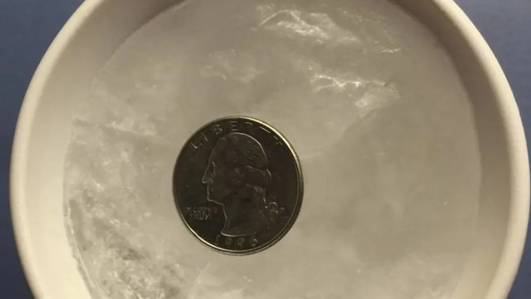 Dacă plecaţi în vacanţă, puneţi o monedă peste gheaţa dintr-un pahar. Rezultatele sunt UIMITOARE