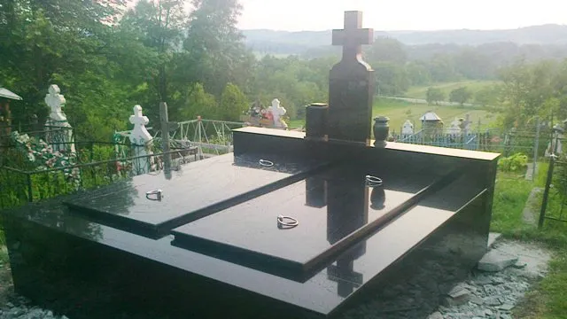 Și-a îngropat ambele soții în același mormânt. Localnici s-au îngrozit când au văzut piatra funerară