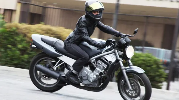 VIDEO. A băgat motocicleta într-un microbuz pentru că se defectase. Ce a urmat i-a şocat