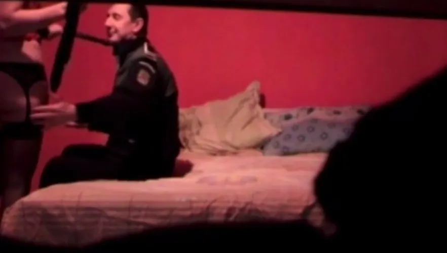 Poliţist surprins în ipostaze intime. Omul legii nu se află la prima abatere
