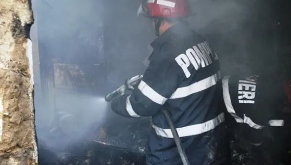 Incendiu violent în Timiș. Ce au descoperit pompierii în interiorul unei case cuprinse de flăcări