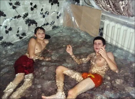Când părinții s-au întors au înghețat. Loviți de caniculă, copiii făcuseră o piscină în apartament