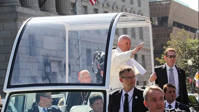 Papa Francisc propune acordarea unor vize temporare refugiaților