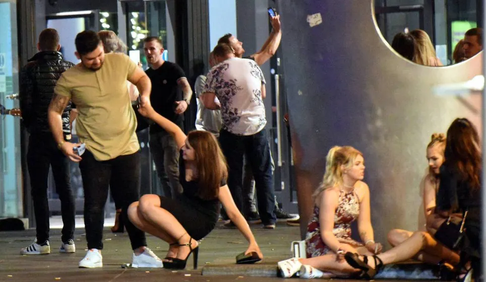 Imaginile EXCESULUI: cum arată finalul unui weekend de trei zile, pentru tinerii britanici