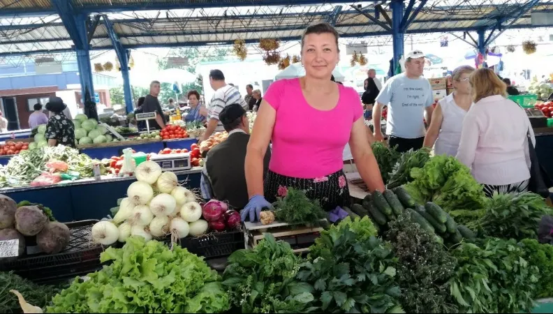 Dimineaţă la catedră, după-amiază la tarabă. Lecţia de viaţă a unei profesoare de biologie