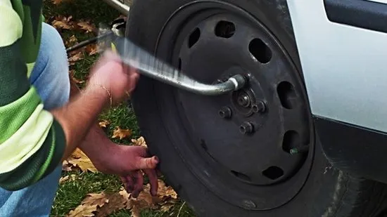 O nouă modă printre hoţi. Şoferii îşi riscă viaţa dacă urcă la volan fără să verifice acest lucru