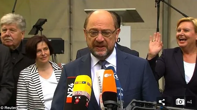 VIDEO. E cu neputinţă! Ce face o deputată în spatele lui Martin Schulz în timp ce acesta vorbeşte