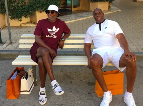 Actorul Samuel L. Jackson şi fostul star NBA Magic Johnson, confundaţi cu migranţi în Italia