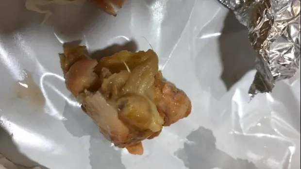 I s-a făcut poftă de șaorma și a dat comandă la un restaurant.Când a vrut să mănânce, a rămas ȘOCATĂ