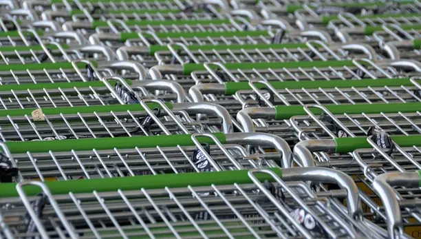 Clienții, șocați. Ce au găsit azi pe rafturi într-un celebru supermarket