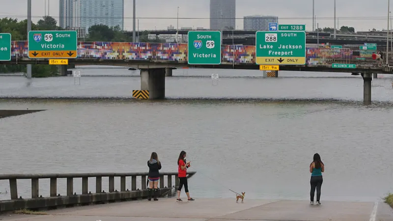 Efectele devastatoare ale uraganului Harvey, în Texas. Trump vizitează zona afectată