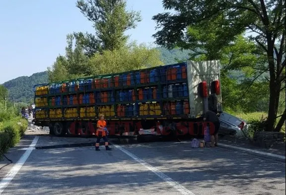 Grav accident rutier pe DN 7. Șase persoane-rănite, trei autoturisme și un TIR cu butelii implicate