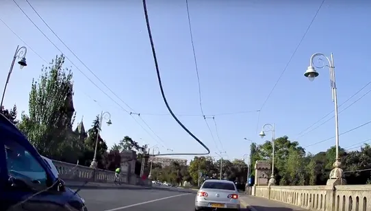 VIDEO. Panică printre şoferi, după ce cablurile de troleibuz s-au rupt