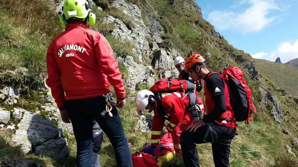 VIDEO. Imagini spectaculoase din timpul operaţiunii de salvare a tinerei care a căzut în prăpastie