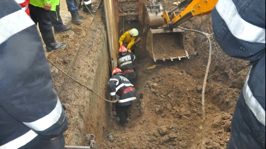 Tragedie în Vâlcea: doi muncitori, ÎNGROPAŢI sub un mal de pământ. Unul a murit, celălalt e rănit