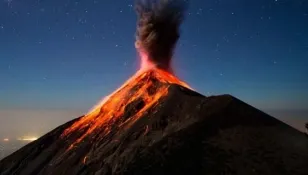 A erupt un vulcan URIAȘ! Explozia a aruncat cenușă la mii de metri înălțime