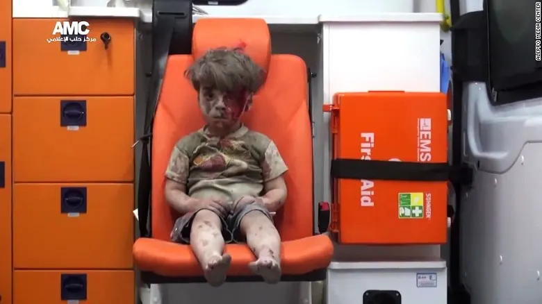 Băieţelul-simbol al războiului din Siria, FOTOGRAFIAT un an mai târziu. Ce face acum Omran