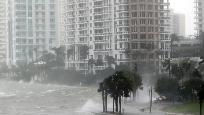 MAE: Patru români au părăsit zona afectată de uraganul Irma