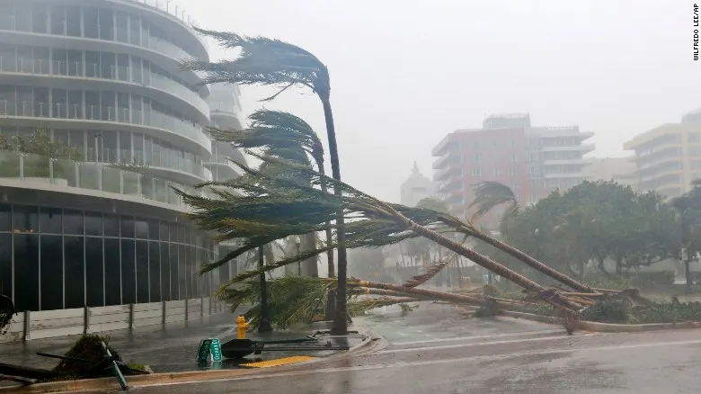 Anunţul MAE: Alți trei cetățeni români - evacuați din insula Saint Martin, afectată de uraganul Irma