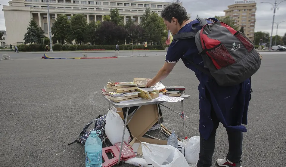 Ce cărţi din "Biblioteca școlarului" i-au adus românii ministrului Pop