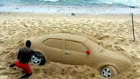 Poliţia l-a somat să-şi ia maşina de pe plajă. A refuzat. Agenţii au tras de ea, ULUITOR ce au văzut