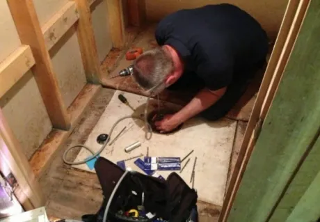 A găsit o trapă în casa bunicilor. Înăuntru era un seif. L-a deschis şi... a ajuns în Rai