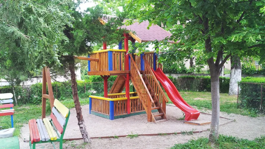 Șocant! Copil în stare gravă, după ce a căzut de pe tobogan la un spațiu de joacă