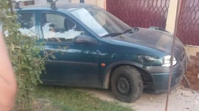 O mamă şi fetiţa ei, SPULBERATE de o maşină chiar în faţa casei. Ambele au decedat