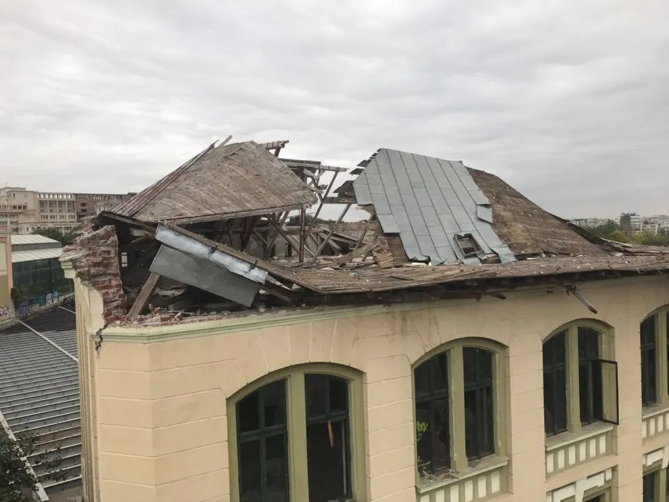 Acoperișul fostei fabrici de bere Rahova a fost luat de vânt. Clădirea s-ar putea prăbuși