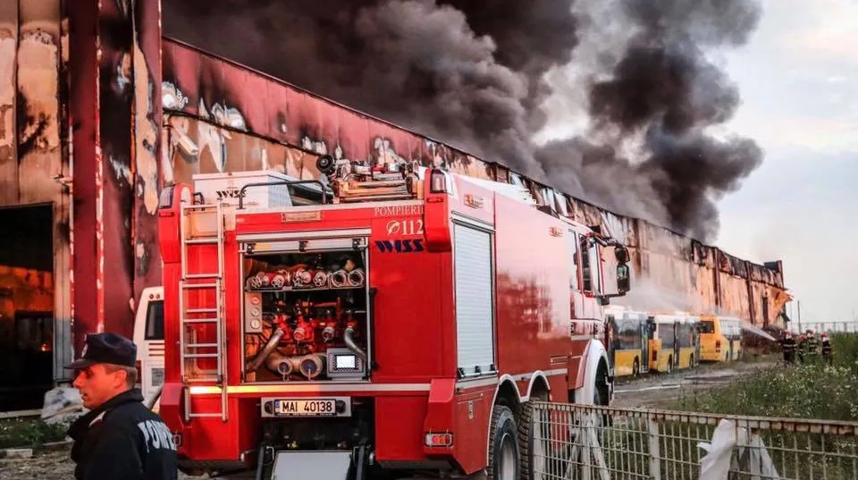 INCENDIU Orăștie. Focul NU a fost stins nici acum! Zona, înghiţită de un nor dens de FUM: 5 victime