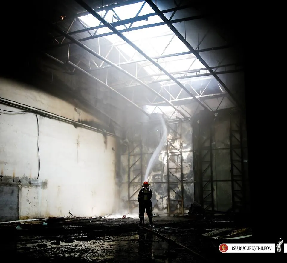 Incendiu puternic în Bucureşti, la Faur Poarta 4 - a fost lichidat după 5 ore. FOTO & VIDEO