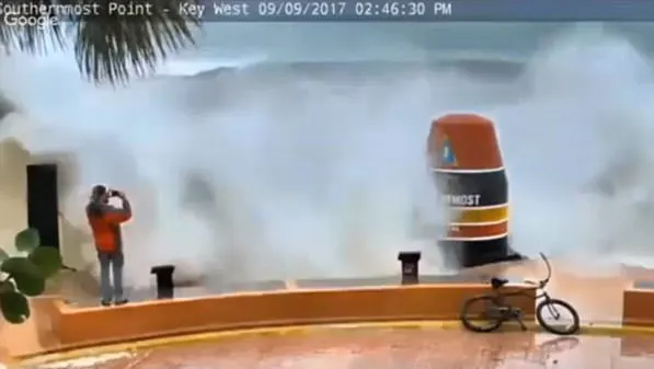 VIDEO VIRAL. A vrut să-și facă un selfie pe plaja din Florida, dar oceanul a răbufnit...