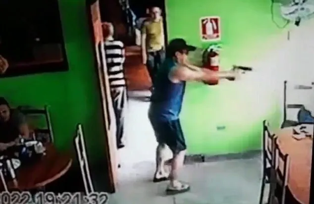 Ucigașul plătit intră în bar cu arma în mână, dar o fetiță îi blochează ușa. Toți au început să țipe