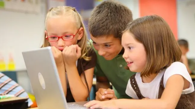 Avertisment al Poliţiei pentru toţi elevii din România. Se întâmplă când accesaţi Internetul