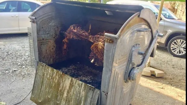 Ingeniozitate românească: Carne la proțap, gătită direct în pubela de gunoi